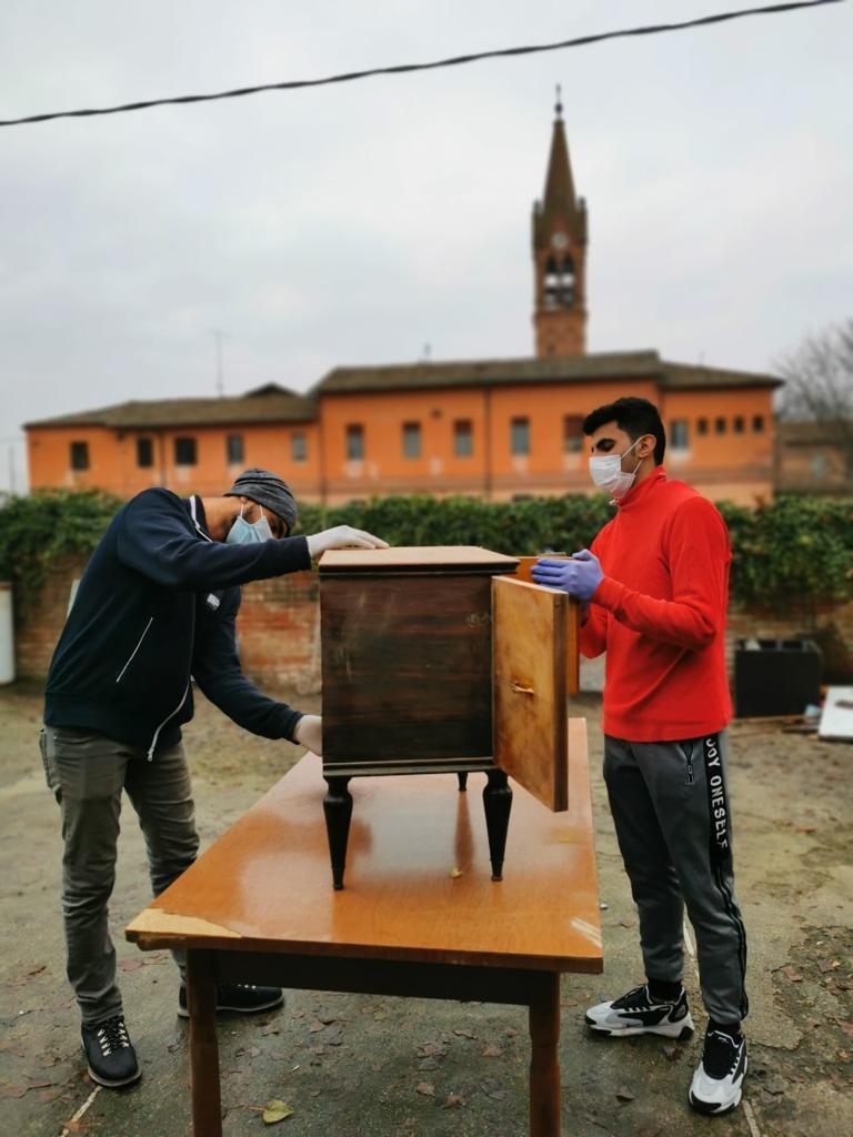 Modena Basta una sedia per far felice chi ha più bisogno 