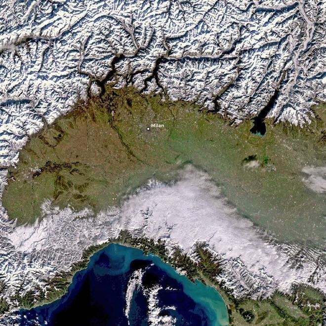 La visione dallo spazio della Valle del Serchio coperta di bianco 