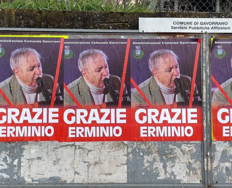«Grazie Erminio» I manifesti del Comune in onore dell’artista 