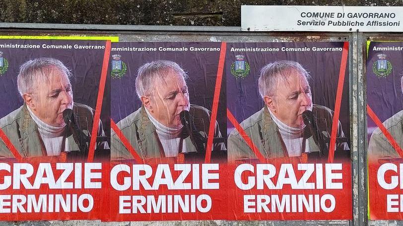 «Grazie Erminio» I manifesti del Comune in onore dell’artista
