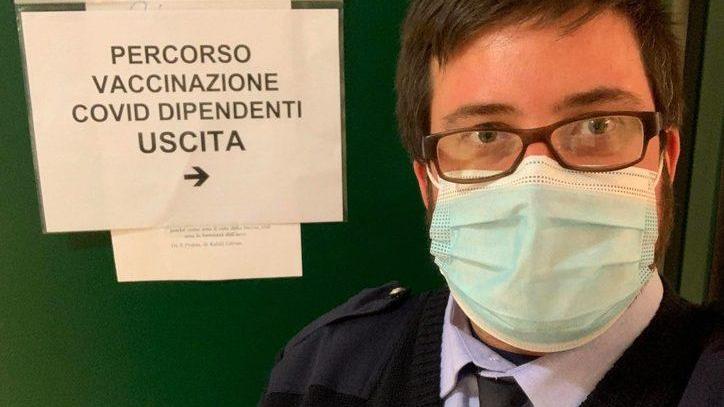 Davide Corsini, primo agente a vaccinarsi in Maremma