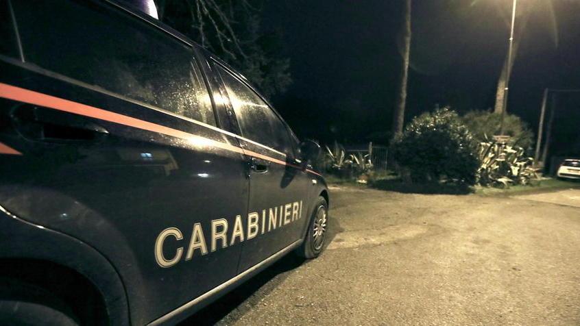 Entrano in due case per svaligiarle Scoperti: scappano