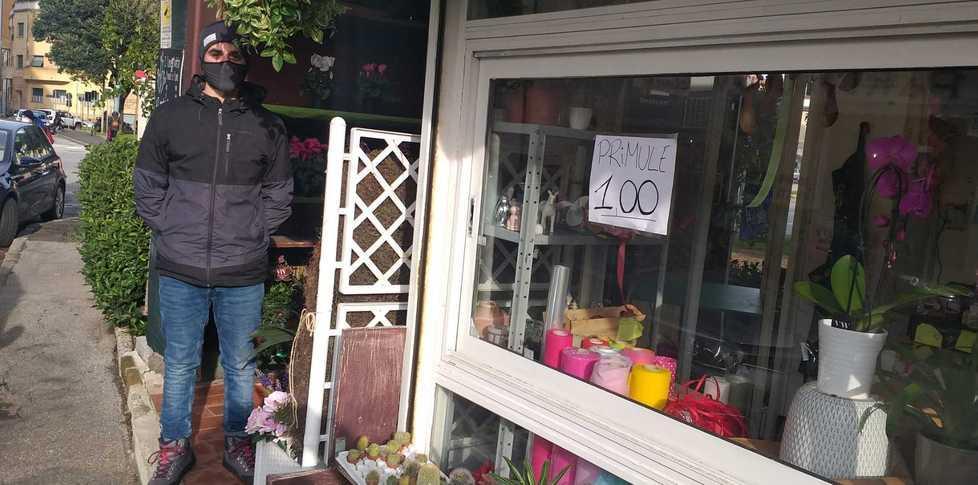 Danni a un fioraio: «Rotto il telone I ladri? Una tassa» 