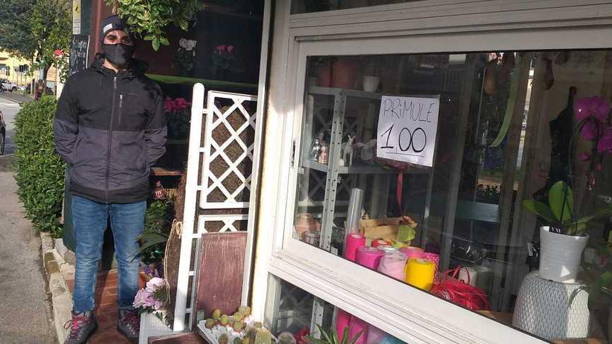 Danni a un fioraio: «Rotto il telone I ladri? Una tassa»