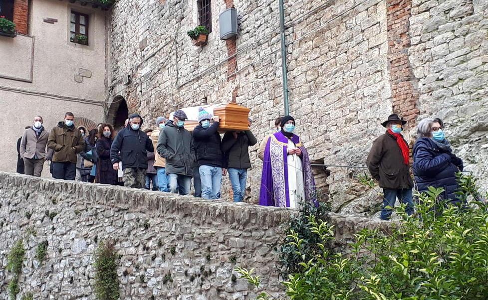 Lacrime e sospiri per l’addio a Flavio Cresci dalla sua amata Sassetta 
