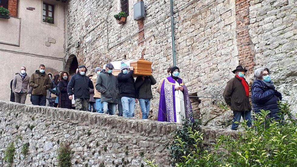 Lacrime e sospiri per l’addio a Flavio Cresci dalla sua amata Sassetta