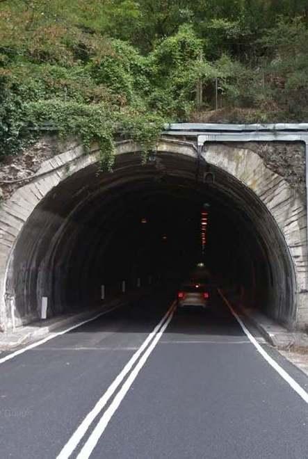 Cantiere notturno stop alle auto in galleria