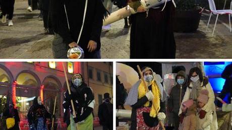 La Befana ritardataria canta, balla e cavalca la maxi siringa del vaccino