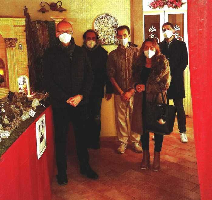 Presepe in pizzeria fino a Pasqua con l’aggiunta di Gesù in croce