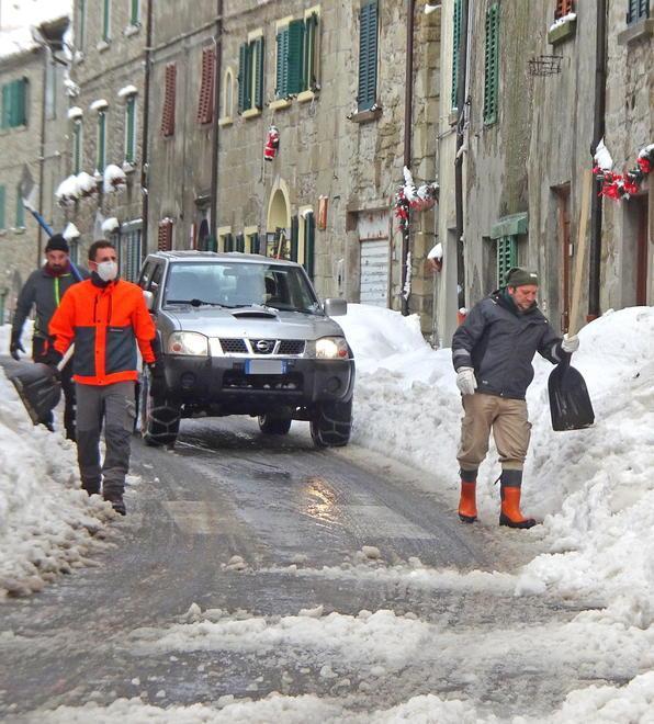 Frane sulle strade provinciali e telefoni ancora fuori uso 