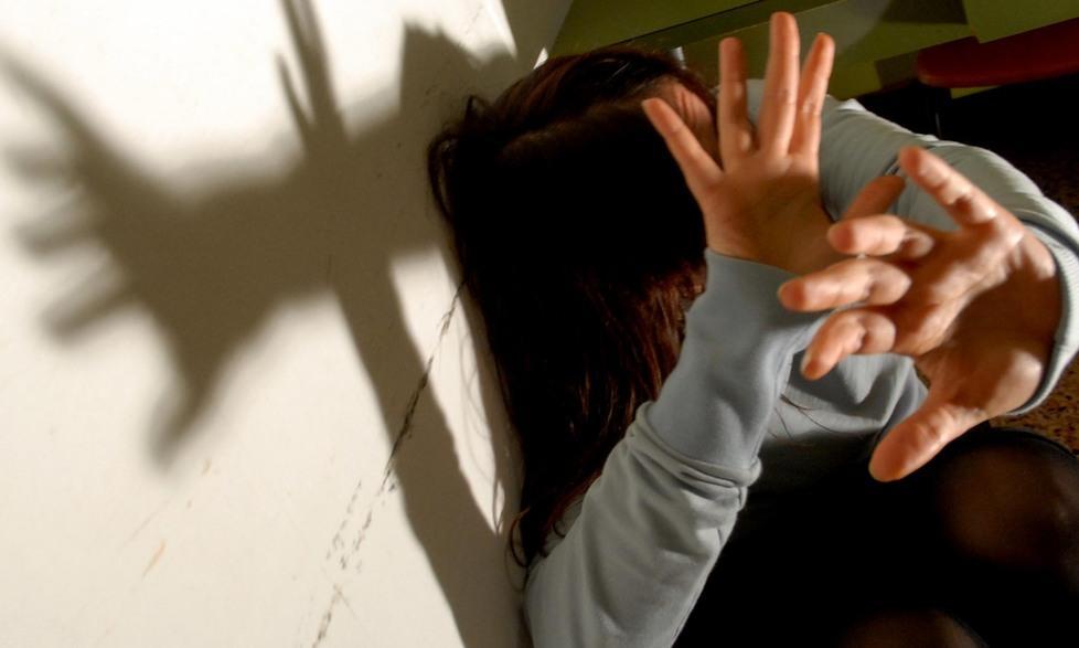 Giovane aggredisce la madre e tenta di rapinare un passante 