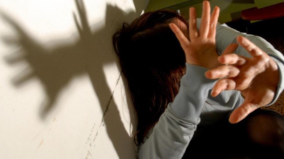 Giovane aggredisce la madre e tenta di rapinare un passante