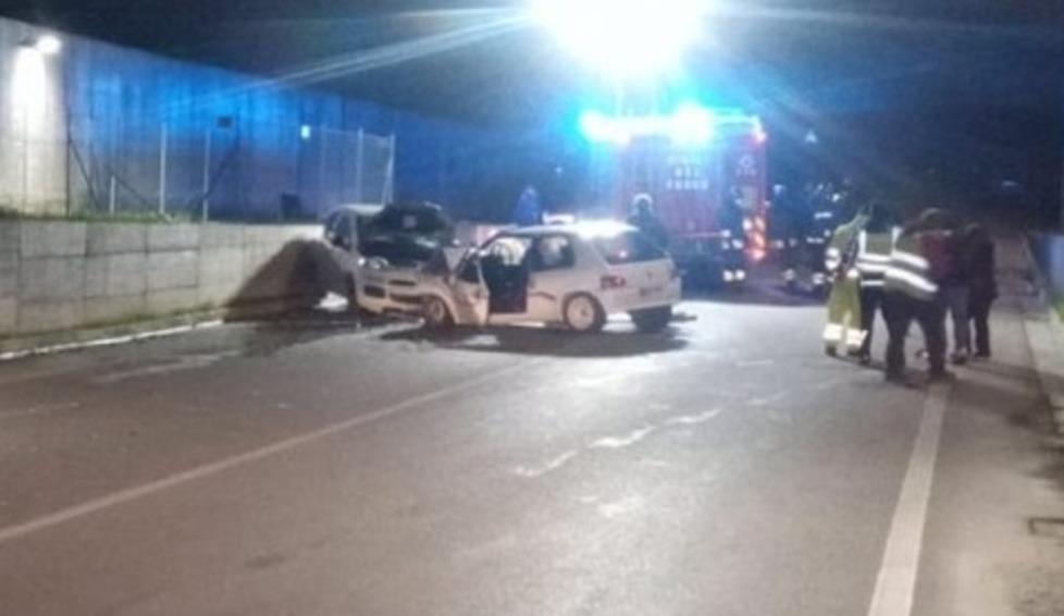 Scontro frontale tra auto due persone rimangono incastrate nell’abitacolo
