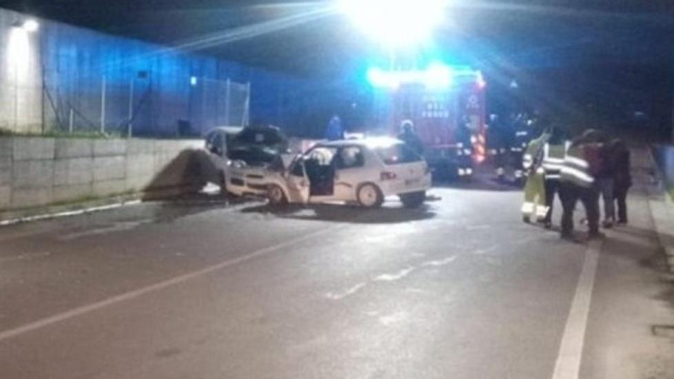Scontro frontale tra auto due persone rimangono incastrate nell’abitacolo