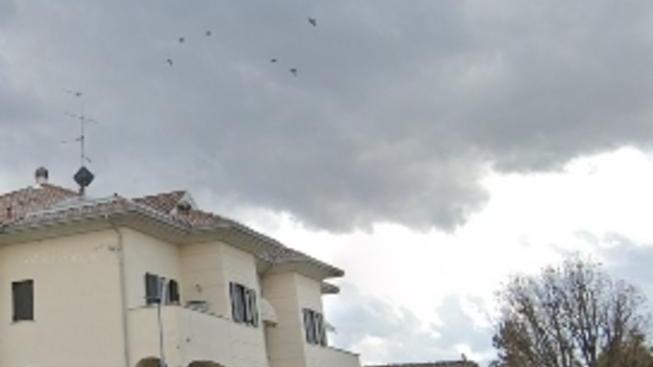Buchi in tutti i portoni di un condominio «Ispezione dei ladri»