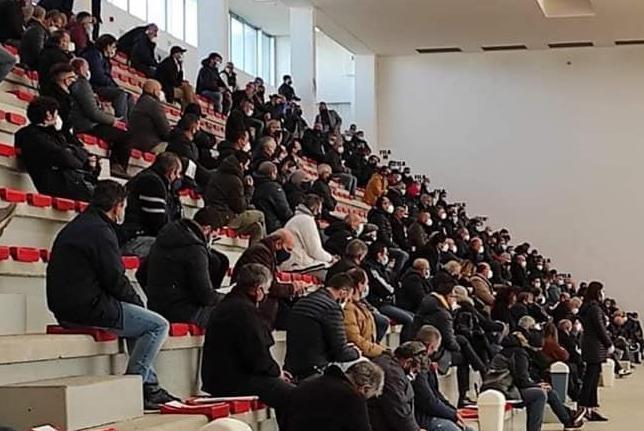 Palazzetto chiuso, ma non per tutti 