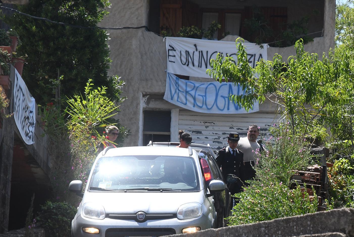 Figlioletta affidata al padre, sit in di solidarietà per la mamma