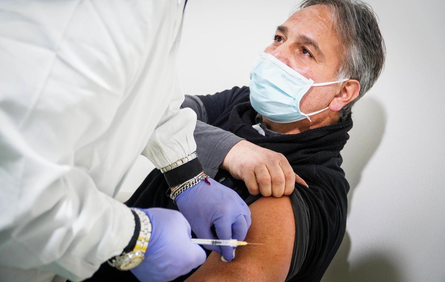 Vaccini, l’isola oggi termina il primo ciclo 