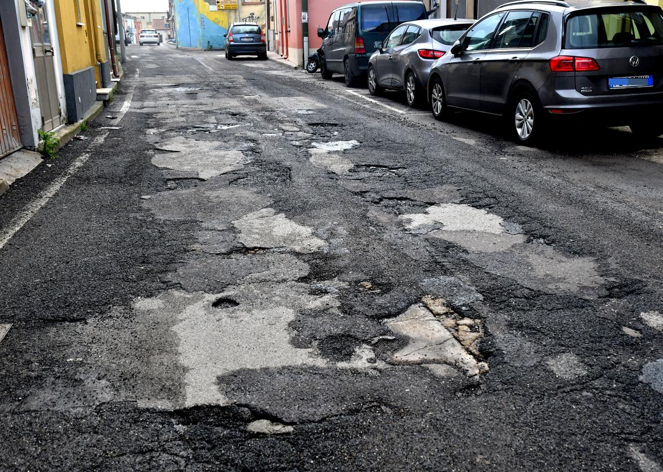Strade disastrate, lavori fantasma 