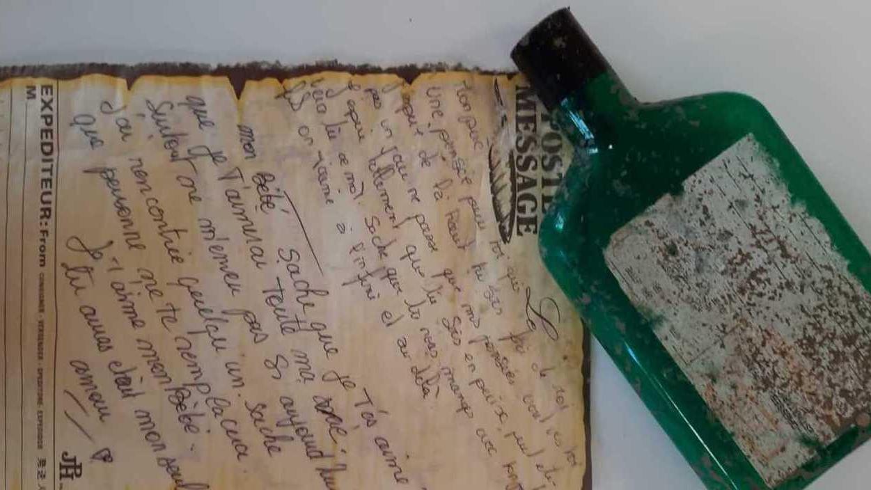 Una lettera al padre morto nella bottiglia spiaggiata all'Asinara