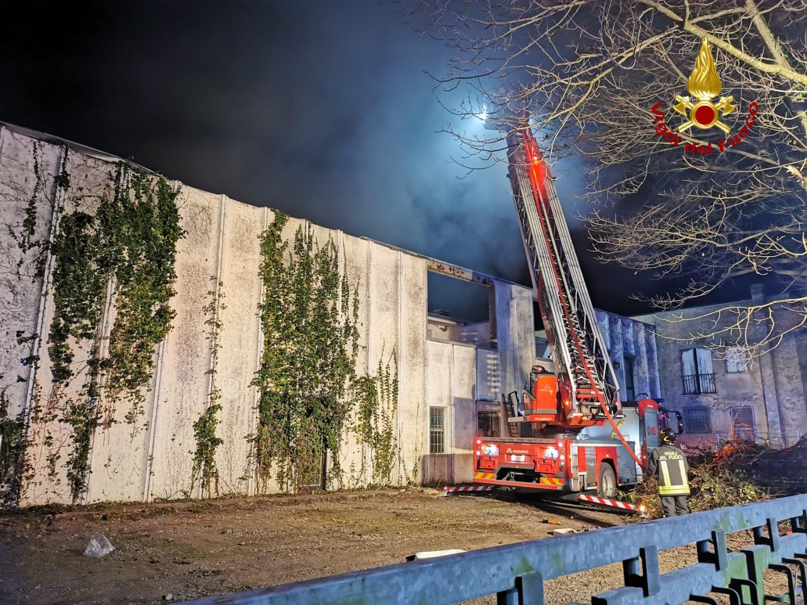 Novi, incendio: distrutto capannone abbandonato dai tempi del terremoto