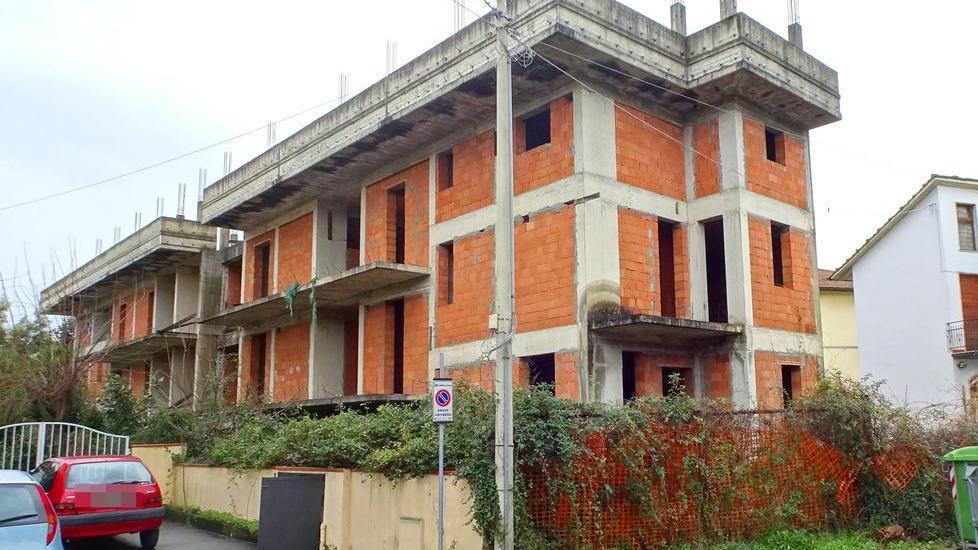 L’edificio abusivo e mai completato di via Gora e Barbatole: domani sarà messo all’asta per un valore di 54mila euro