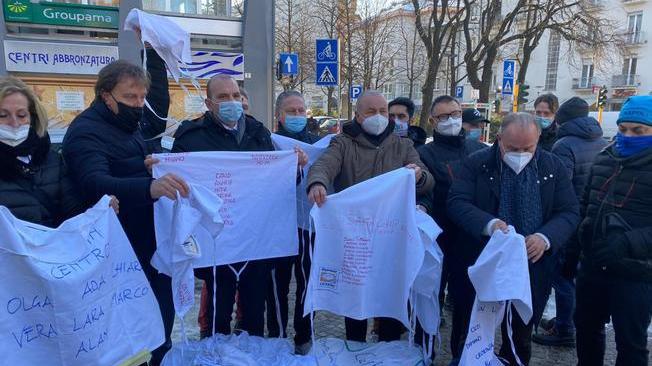 La protesta degli esercenti a Trento, "vogliamo riaprire"