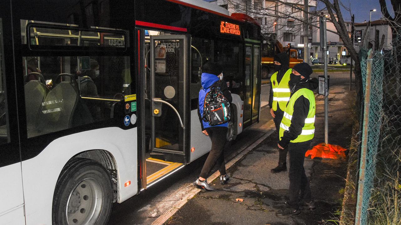 11 gennaio, Grosseto: gli operatori con la pettorina gialla a una fermata dell'autobus (Foto Agenzia Bf)
