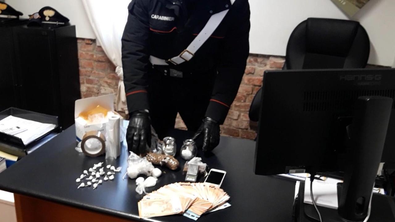 La droga e il denaro sequestrati dai carabinieri