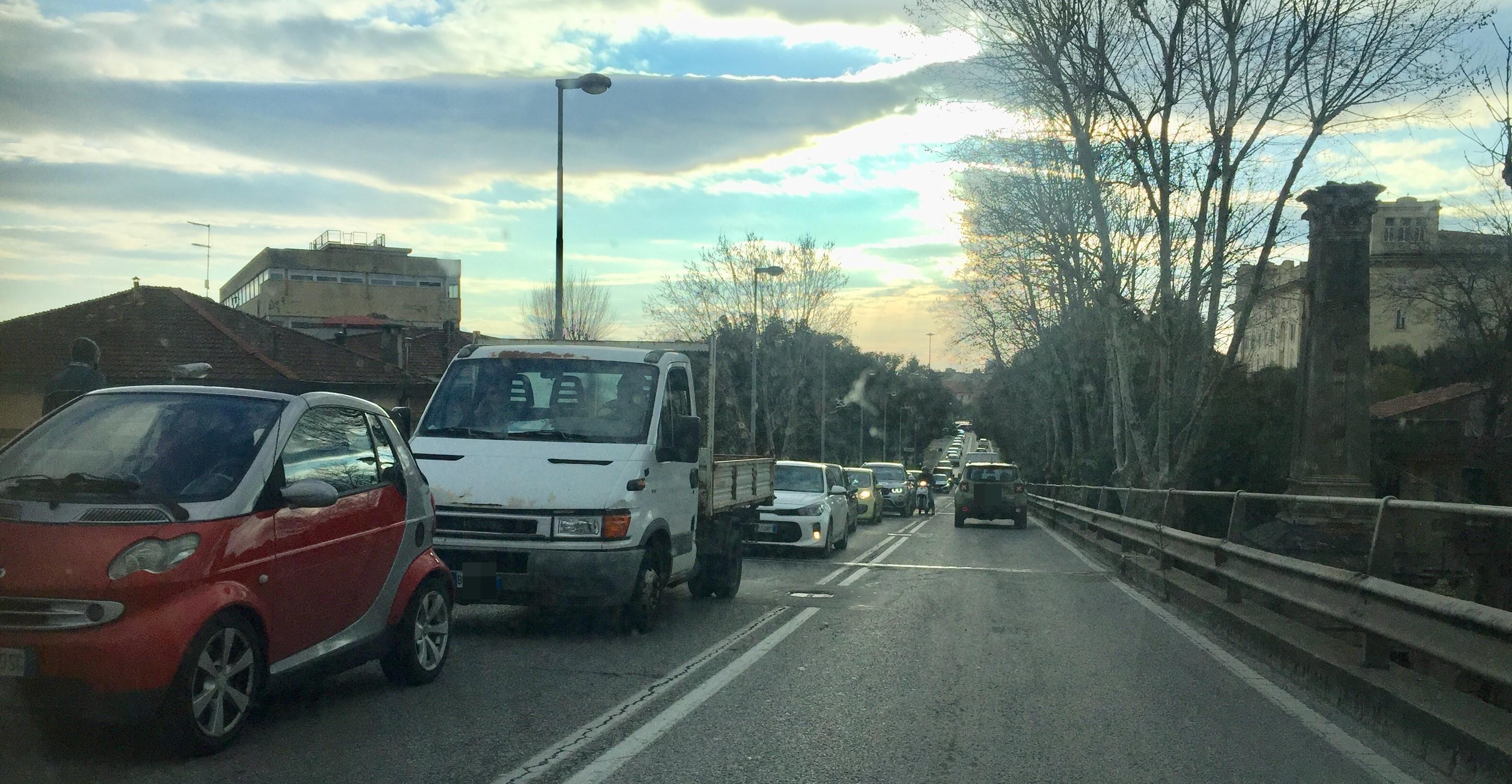 Auto e camion in coda in via degli Acquedotti