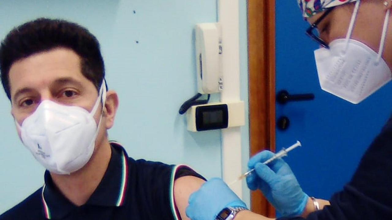 Francesco Baldaccini mentre si fa il vaccino