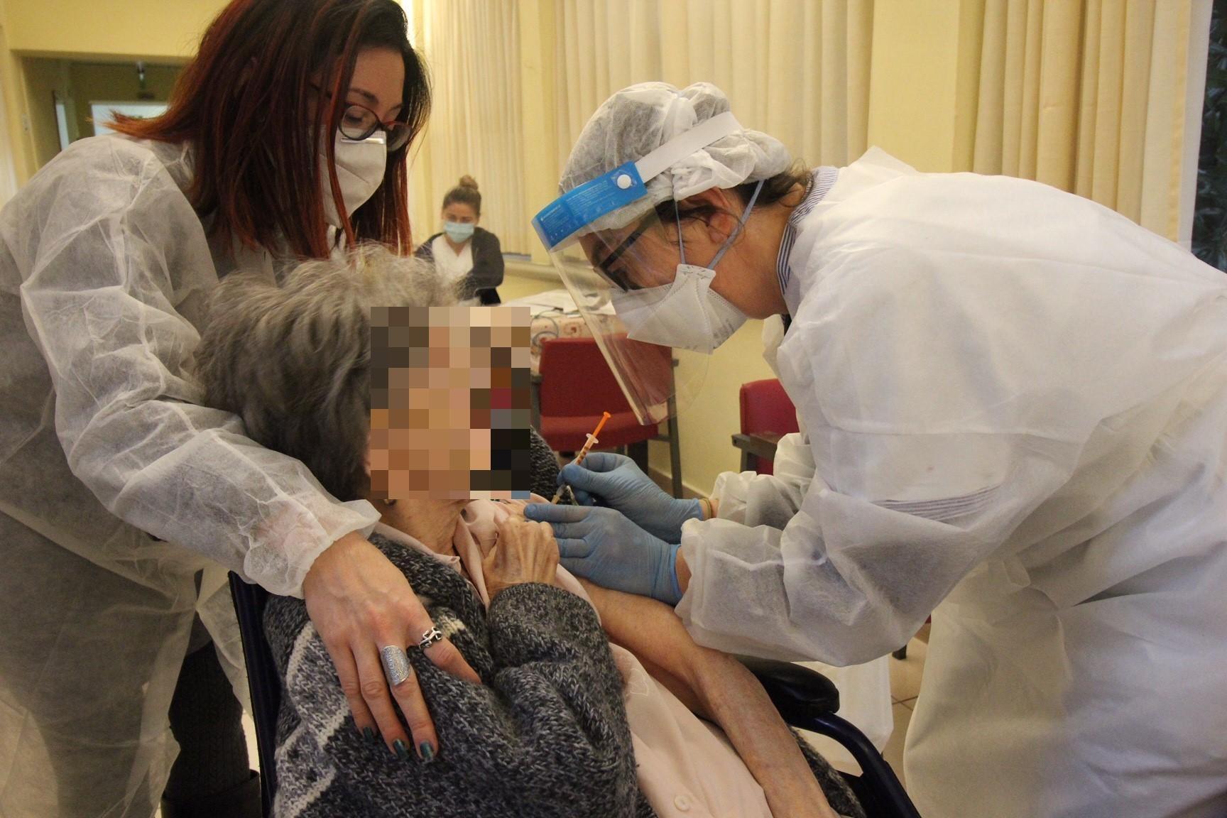 La vaccinazione nella Rsa Santa Caterina de' Ricci lo scorso 30 dicembre (foto Batavia)