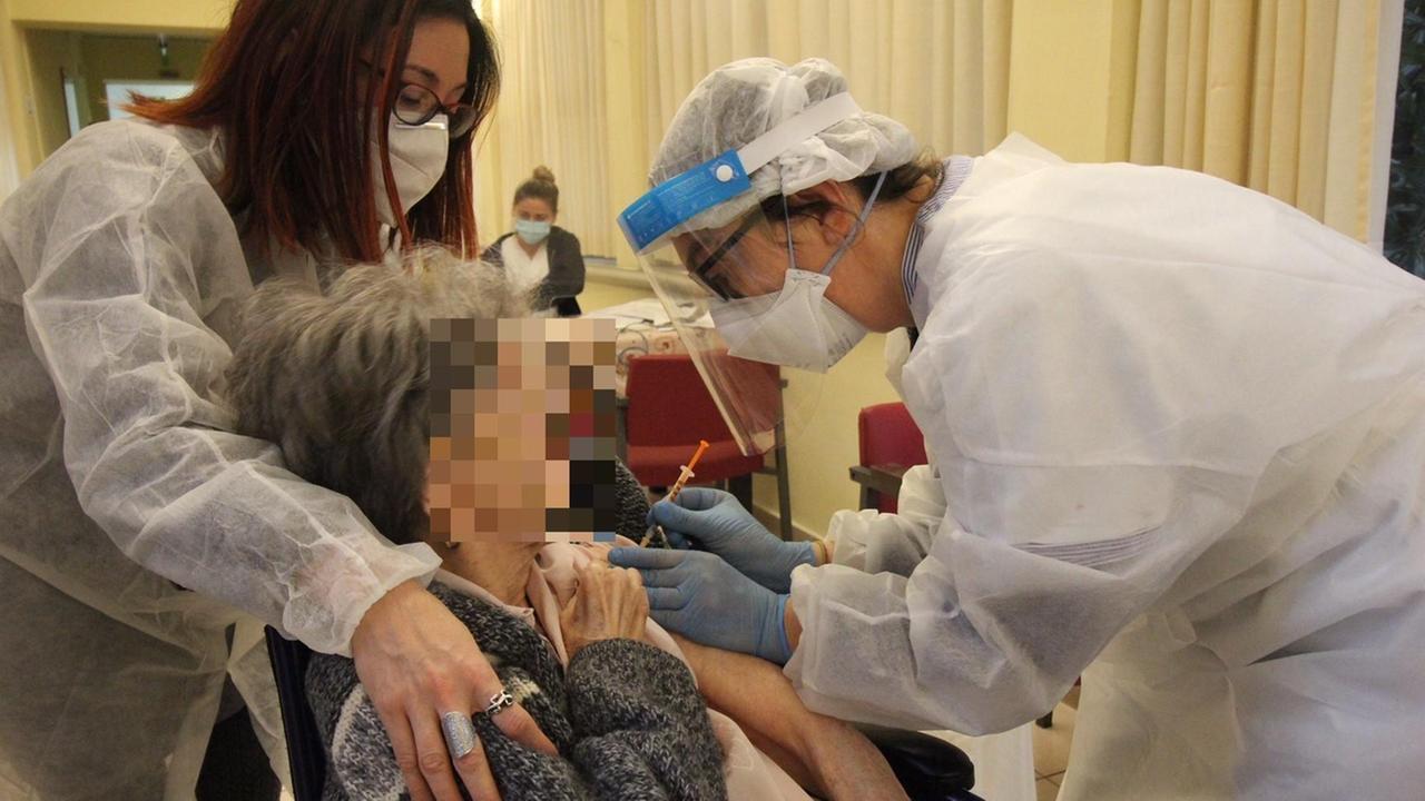 La vaccinazione nella Rsa Santa Caterina de' Ricci lo scorso 30 dicembre (foto Batavia)