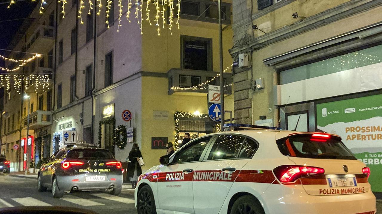 Controlli delle forze dell'ordine in centro domenica 10 gennaio (foto Michele Silvestri)