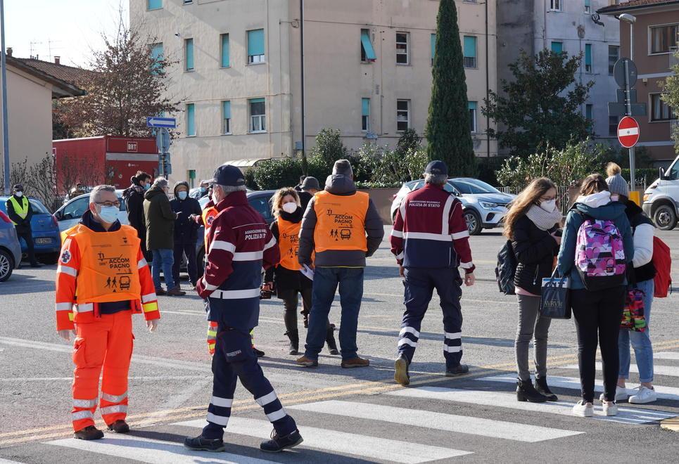 Di nuovo a scuola sotto lo sguardo dei tutor. Il preside Scapellato: «Grande emozione» - Foto 