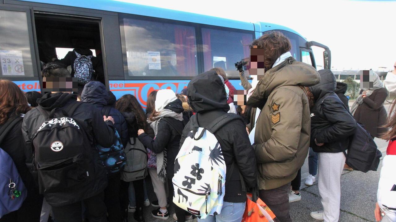 La ressa di studenti per conquistare un posto sull'autobus a una fermata