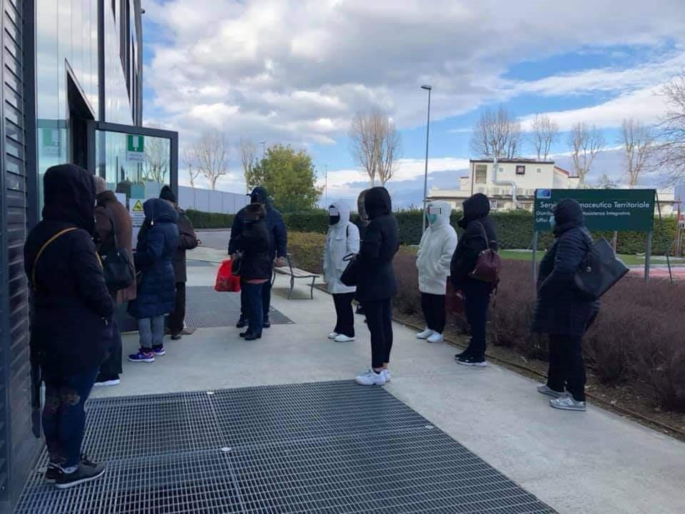 La fila fuori dalla farmacia dell'ospedale Santo Stefano