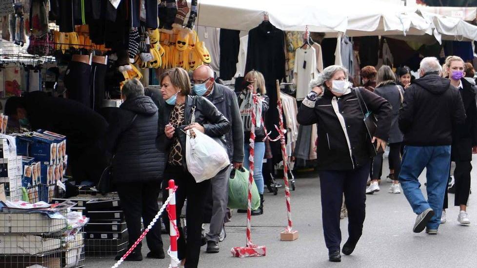 Il mercato ambulante non fa grandi affari. E la concorrenza arriva dall’on-line