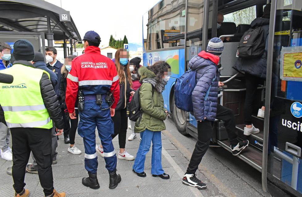 Volontari dell’Associazione nazionale carabinieri in azione in veste di tutor alle fermate dei bus di piazza Dante Alighieri a Pistoia (Foto Gori)