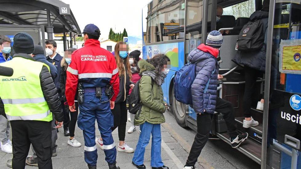 Volontari dell’Associazione nazionale carabinieri in azione in veste di tutor alle fermate dei bus di piazza Dante Alighieri a Pistoia (Foto Gori)