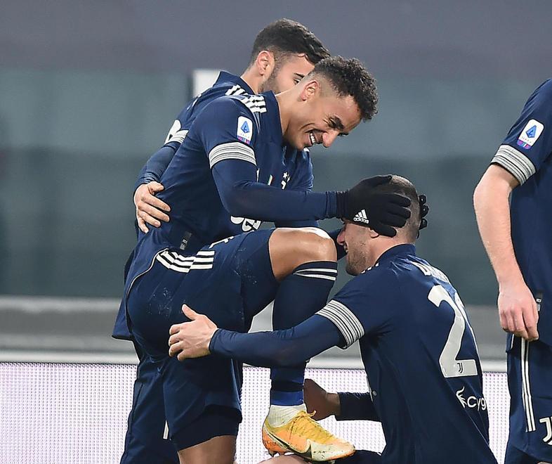 La signora veste Principe di Galles: Ramsey da tre punti 