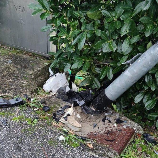 Auto urta un palo della luce e lo piega