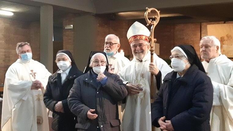 Le Piccole Ancelle se ne vanno L’abbraccio della comunità