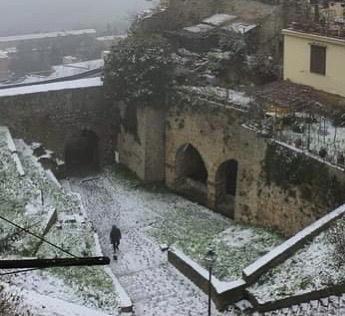 Volterra si sveglia imbiancata