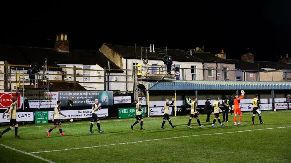 Il sogno del Marine Fc Tra tifosi sugli alberi e bicchieri di bianco resiste 20’ a Mourinho