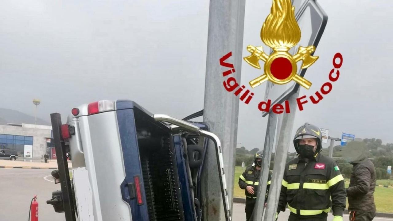 Contro un palo con il pick up: conducente illeso