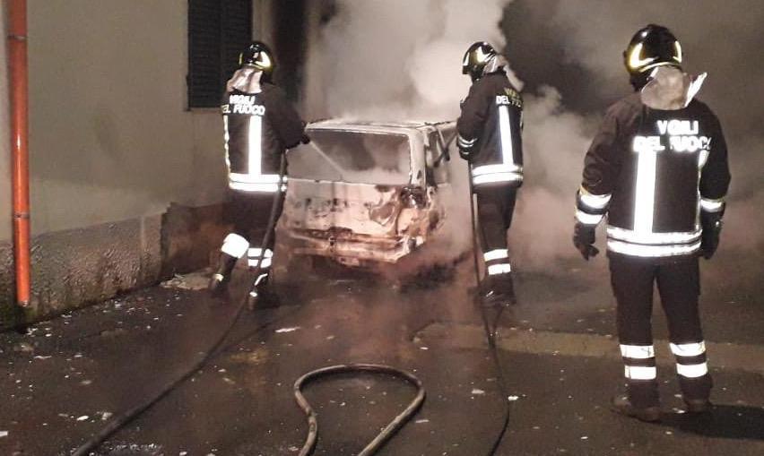 Auto in fiamme, indagini in corso