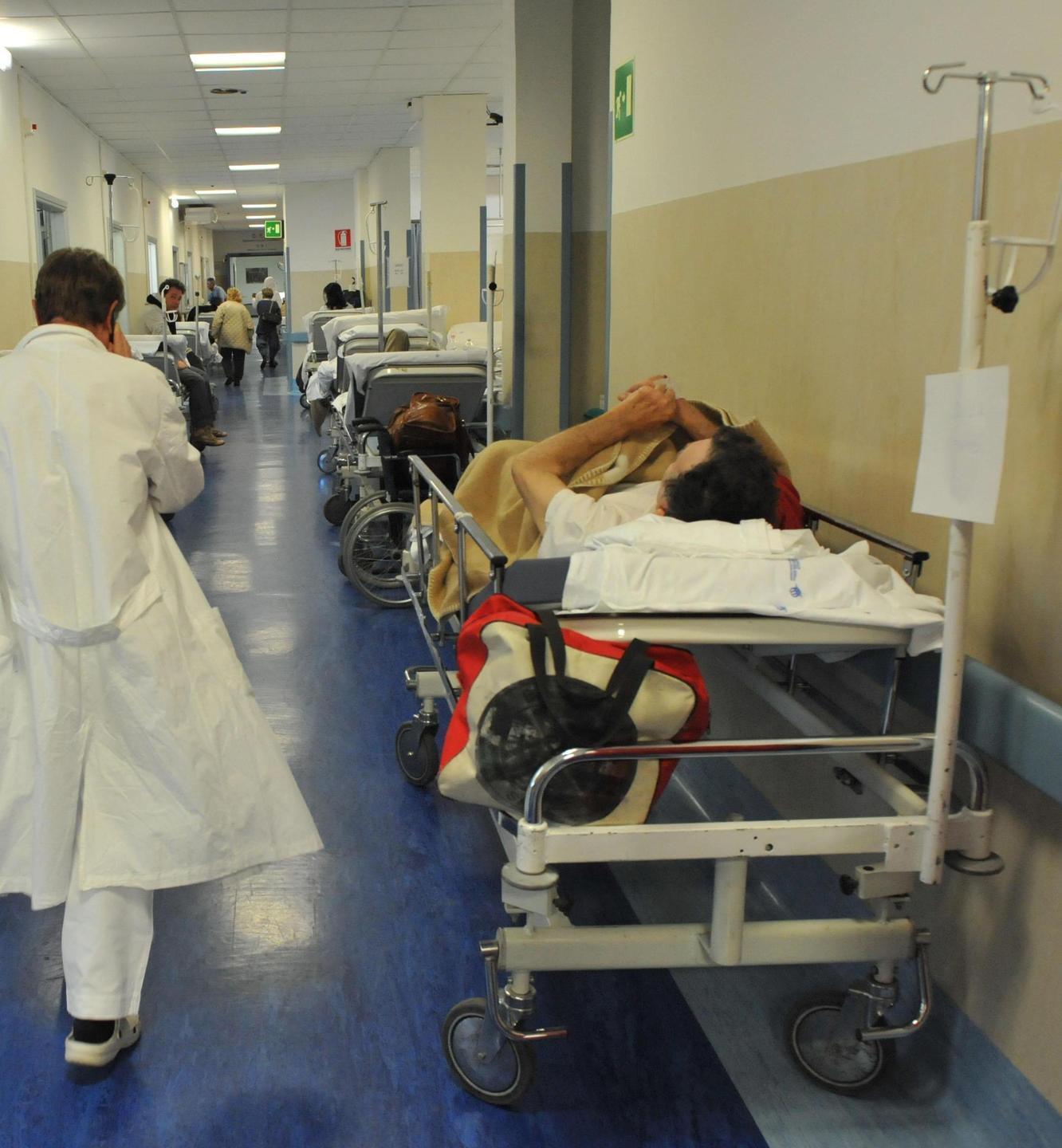 «Nei reparti di Medicina nove pazienti sono parcheggiati in una barella»