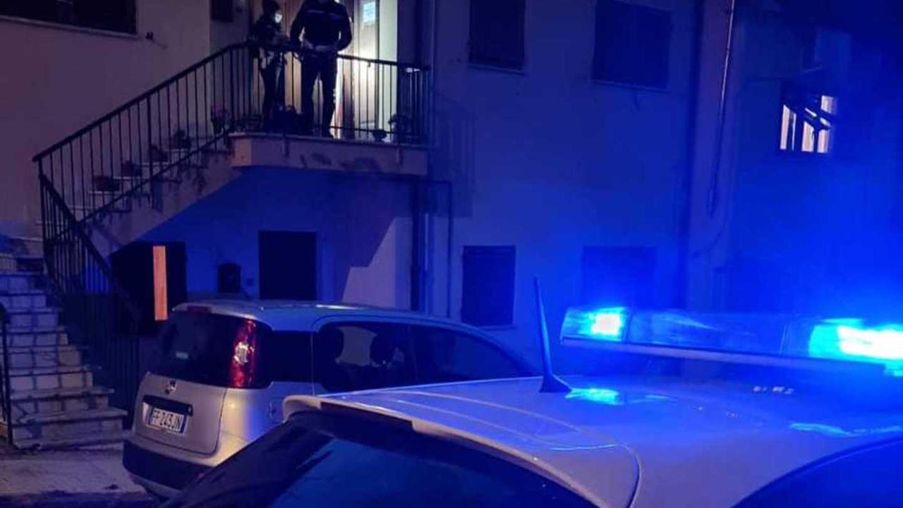 Con un piccone sfasciano la porta e occupano un alloggio