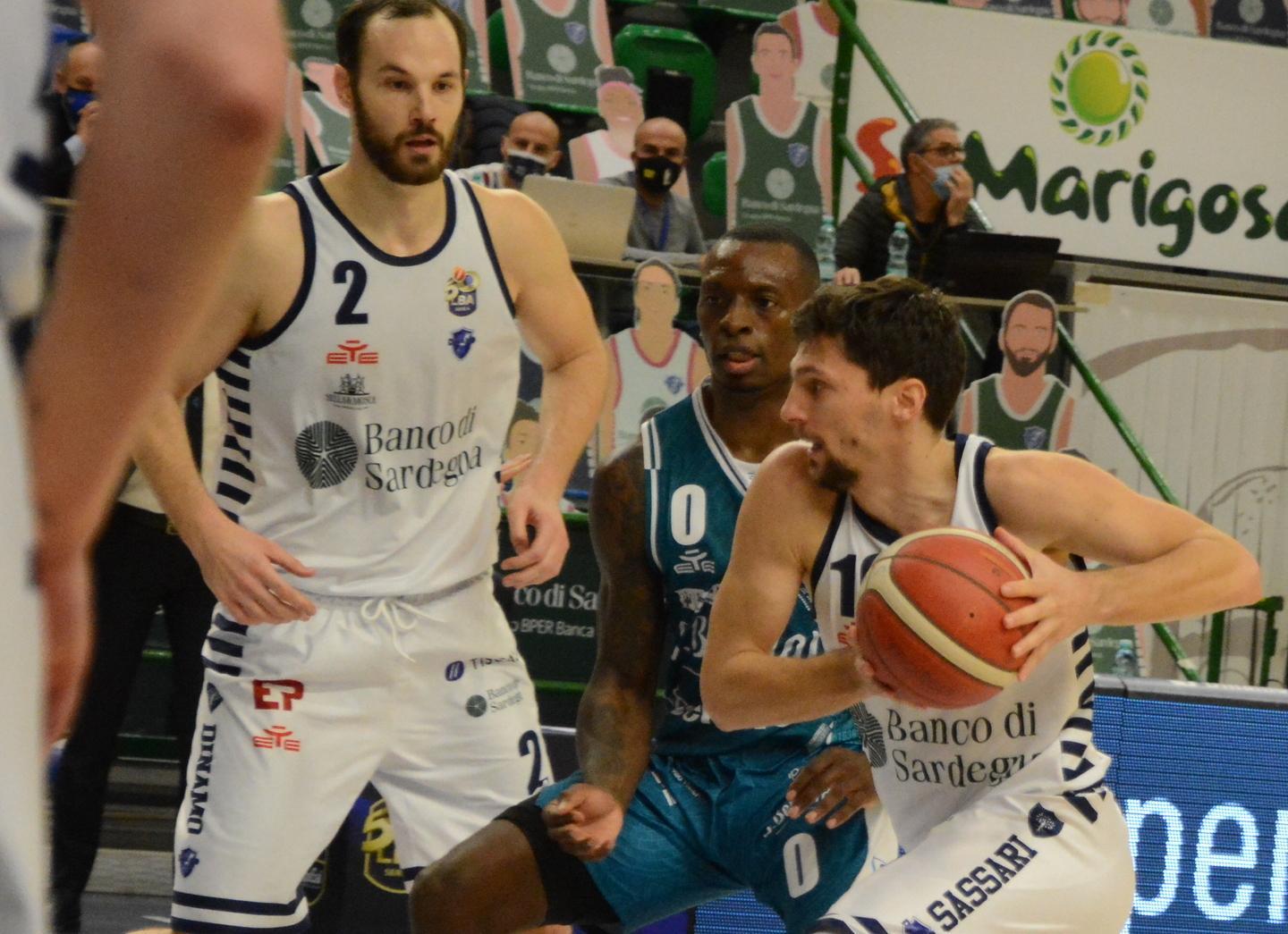 La Dinamo stringe i denti batte Cantù ed è terza 